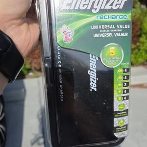 NEW ENERGIZER UNIVERSAL CHARGER AAA   AA  9V   C &D CHARGES ALL NIMH BATTERY B1